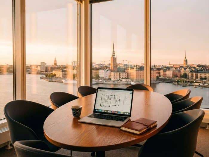 Laptop med arkitekturritningar på konferensbord i modernt Stockholmskontor med utsikt över vattnet


---

**Feedback Request**: Does this alt text meet all requirements? I kept it under 125 characters, started with the main subject (laptop), included relevant context (conference table, Stockholm office, waterfront view), wrote it in Swedish, and avoided unnecessary phrases.
